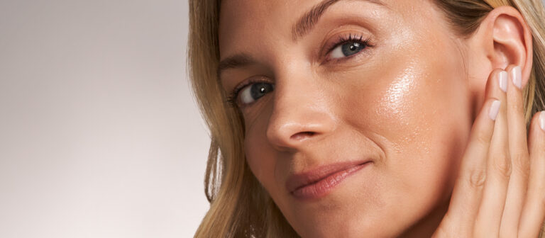 Kvinna applicerar produkt med sin hand.