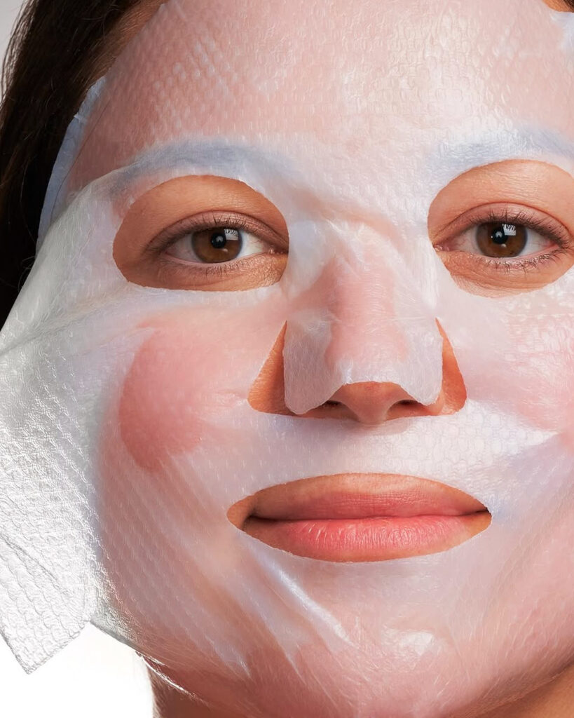 Bild av kvinna med sheetmask.