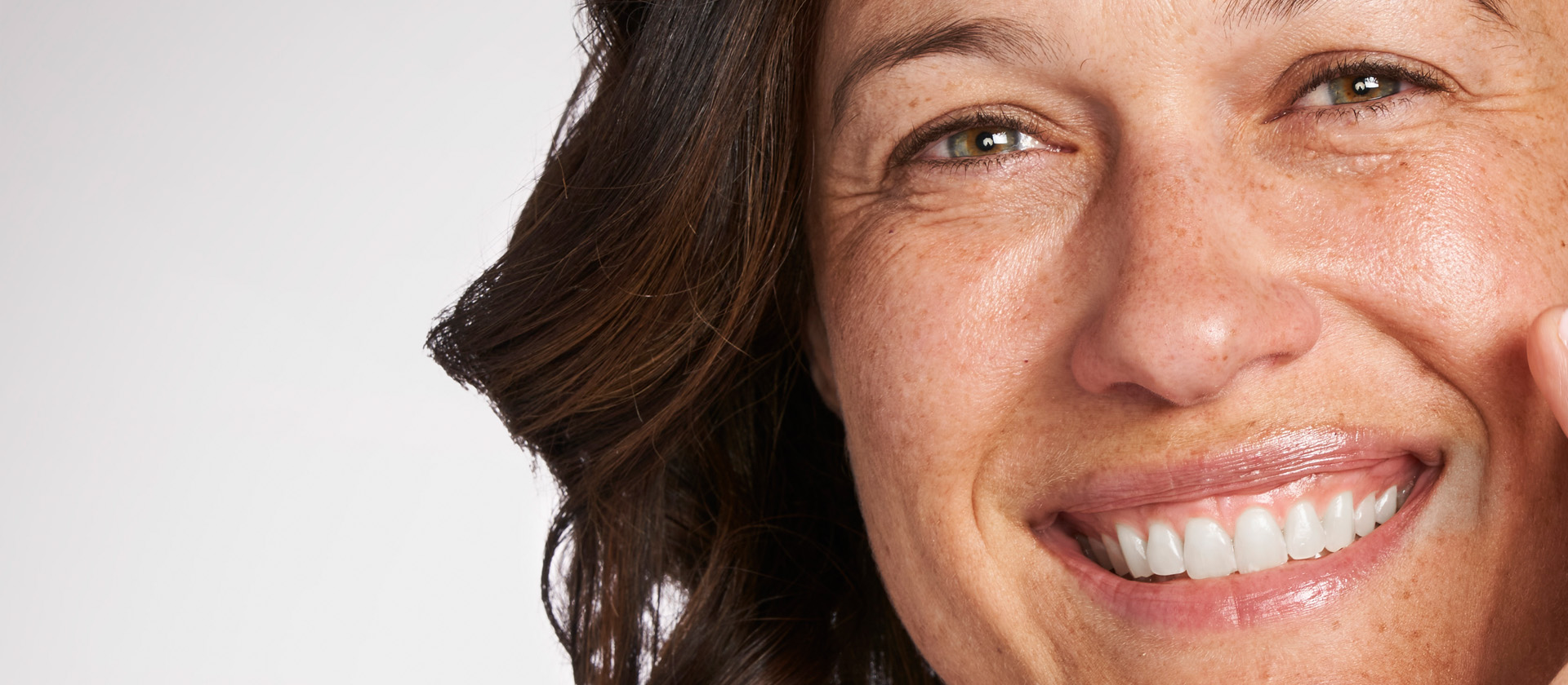 Bild på en kvinna som kollar in i kameran.