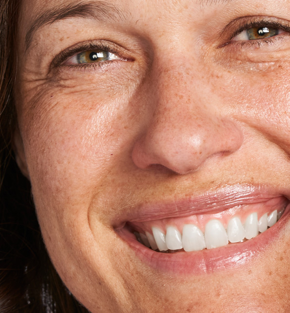 Bild på en kvinna som kollar in i kameran.