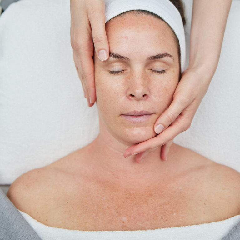 Bild på kvinna som får en behandling.