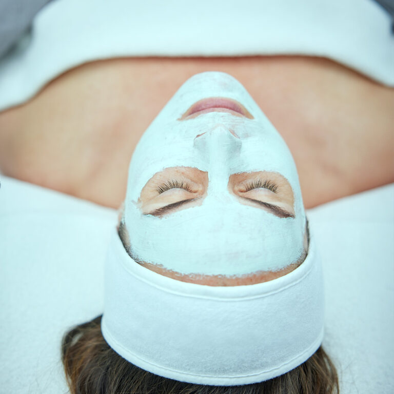 Bilden visar en kvinna som får behandling.