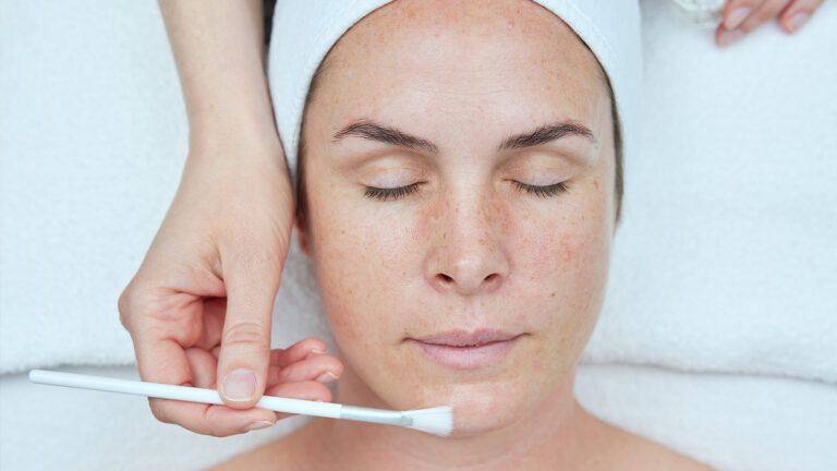 Bilden visar en kvinna som får behandling.