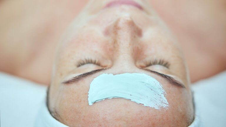 Bilden visar en kvinna som får en behandling.