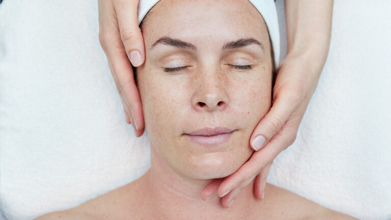 Bilden visar en kvinna som får behandling.