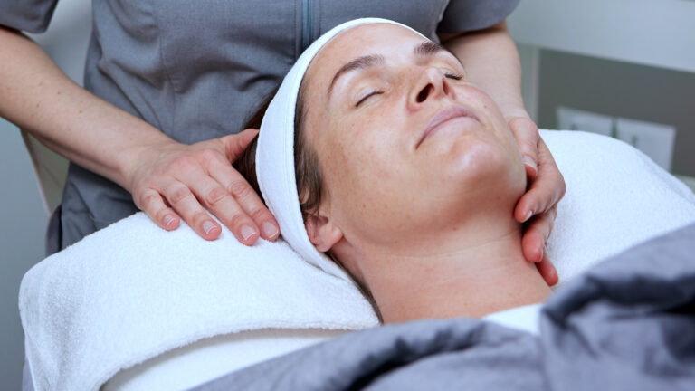 Bilden visar en kvinna som får behandling.