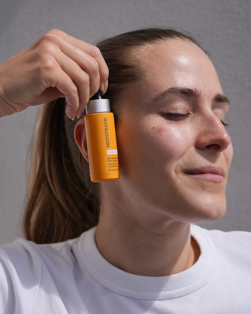 Bild på kvinna som använder NEOSTRATAs vitamin c serum