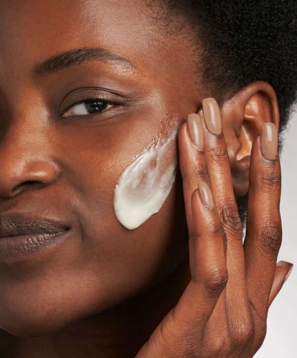 30101_neostrata_glycolic_microdermabrasion_polish_v4.jpeg Kvinna applicerar produkt på kinden med sin hand.