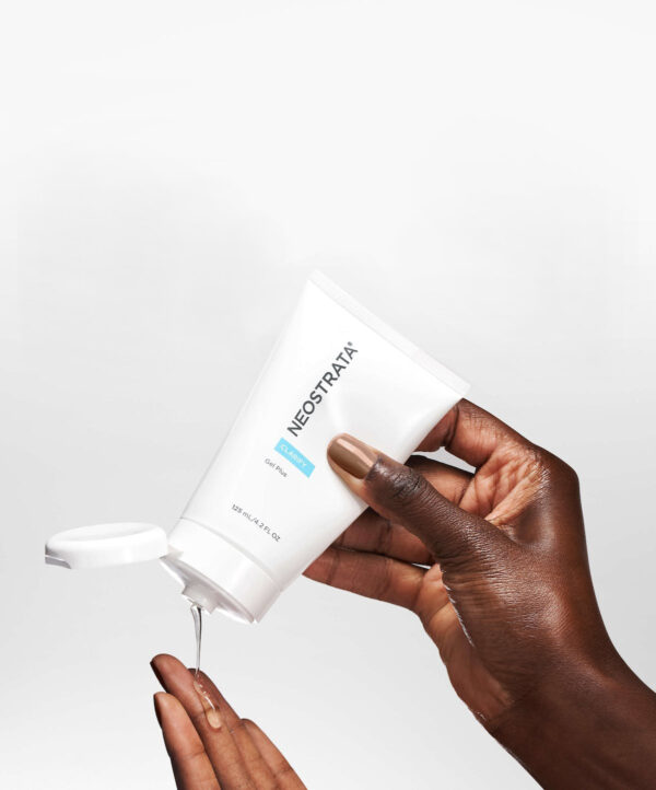 30153_neostrata_gel_plus_v4.jpg Produkt trycks ut i en hand mot vit bakrund.