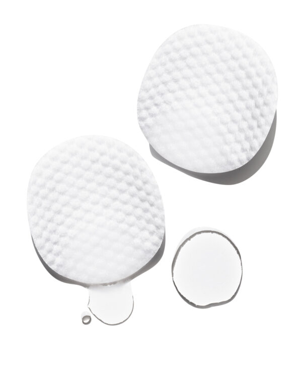 30076_neostrata_smooth_surface_peel_pads_formula.jpg Två bomullspads fyllda med produkt mot vit bakrund.
