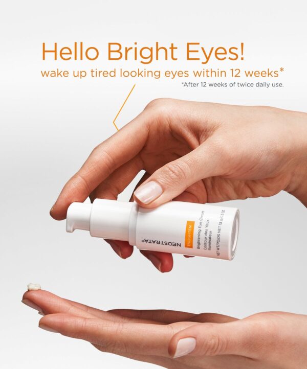 30119_neostrata_brightening_eye_cream_v3.jpg Neostrata produkt trycks ut på ett finger mot en vit bakrund.