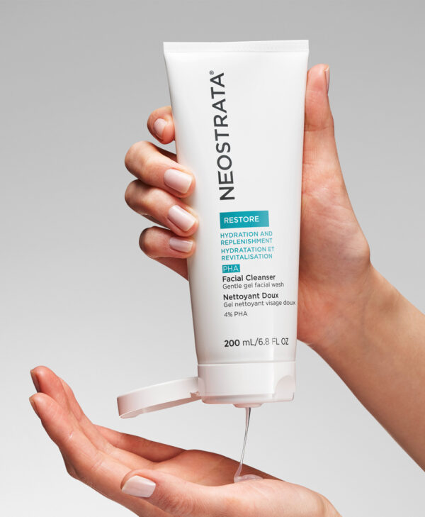 30135_restore_pha_facial_cleanser_v2_2.jpg Produkt trycks ut i hand mot en grå bakrund.