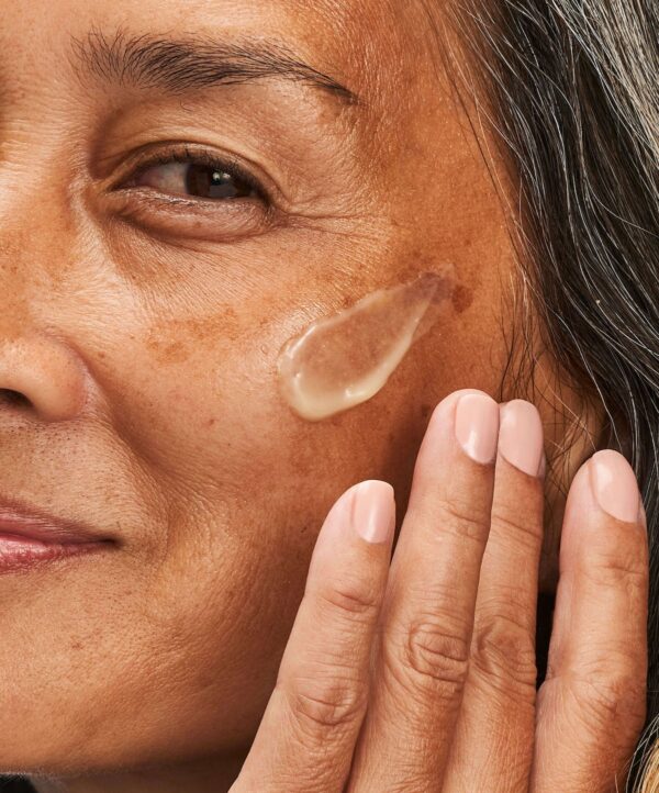 30240_neo_pha_daily_moisturizer_v4.jpg Kvinna applicerar kräm med sina fingrar.