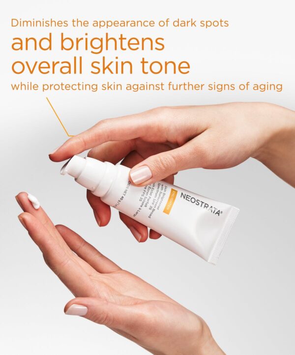 30131_neostrata_skin_brightener_spf_25_v3.jpg neostrata produkt trycks ut på ett finger.