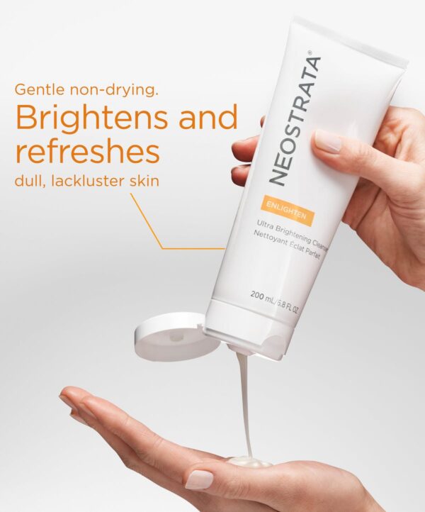 30123_neostrata_ultra_brightening_cleanser_v3.jpg Händer trycker ut produkt i handen mot vit bakrund.