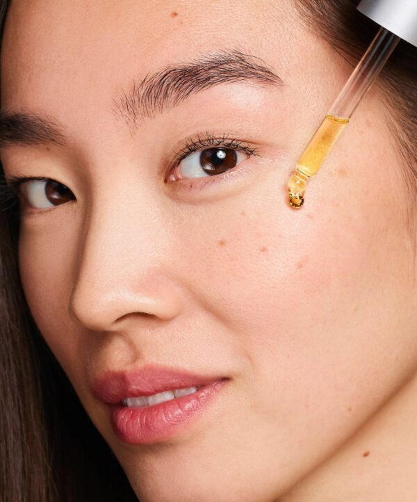 30251_neo_15_vitamin_c_serum_v4.jpeg Kvinna applicerar produkt med applikator.