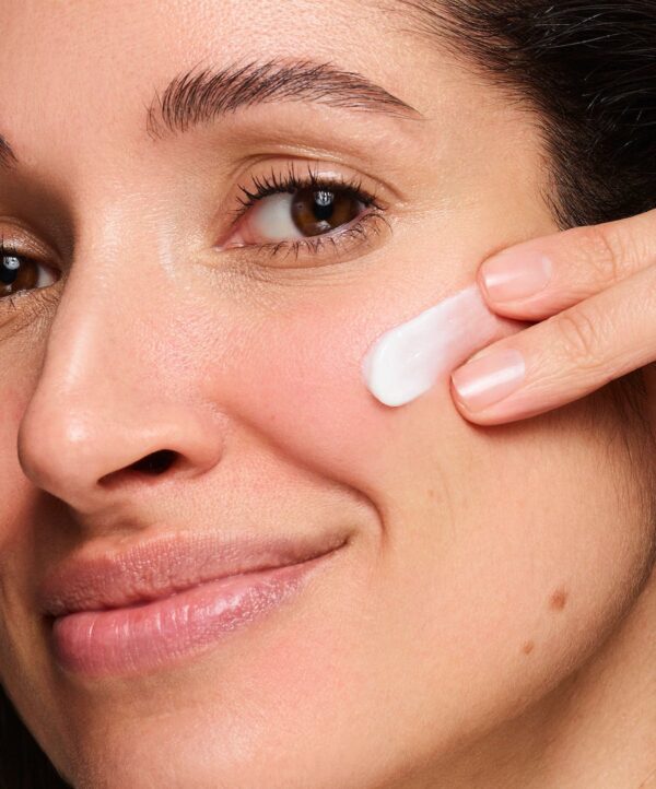 30136_neostrata_restore_ultra_moisturizing_face_cream_v4.jpg Kvinna applicerar kräm med två fingrar.