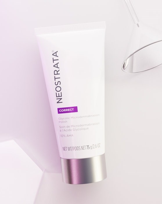 ff913dac_acb6_445b_b04a_babe903482a0.jpeg Lila ljus lyser mot neostrata produkt mot en vit bakrund.