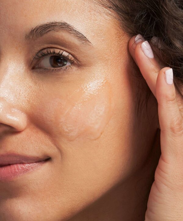 30103_neostrata_exfoliating_mask_v4.jpg Kvinna applicerar produkt med sin hand och tittar in i kameran.