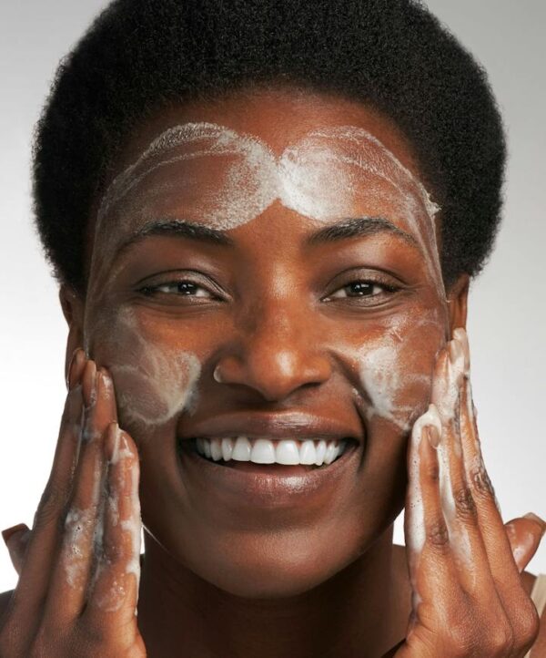 30123_neostrata_ultra_brightening_cleanser_v4.jpg Kvinna applicerar skummad produkt på ansiktet med sina händer.