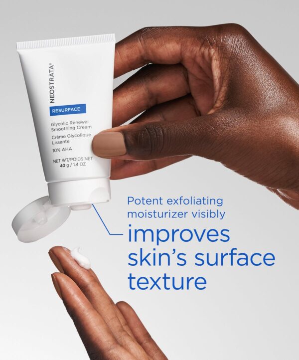30132_neostrata_glycolic_renewal_smoothing_cream_v3.jpg Kvinna trycker ut produkt på sitt finger.