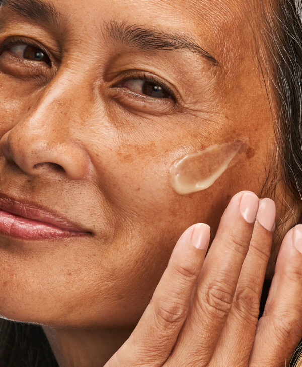 30268_neostrata_skin_active_hyaluronic_luminous_lift_v4.jpg Produkt appliceras på kind med hand.