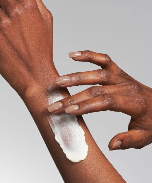 30154_neostrata_problem_dry_skin_cream_v4.jpg Applicerar produkt på underarmen med hand.