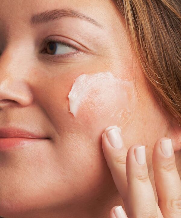 30137_neostrata_bionic_face_cream_v4.jpg Kräm appliceras på kind med ett finger.