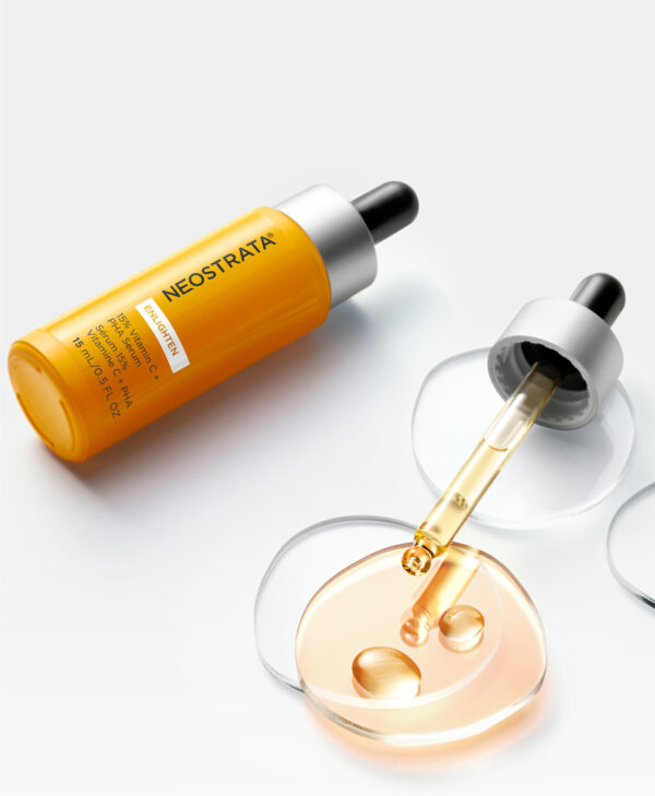 30251_neo_15_vitamin_c_serum_v2.jpg Neostrata produkt ligger mot en vit bakrund med produktinnehållet vid sidan av.