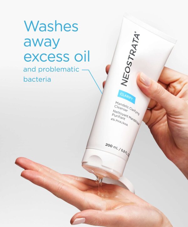 30142_neostrata_mandelic_clarifying_cleanser_v3.jpg Produkt trycks ut i handflata mot vit bakrund.
