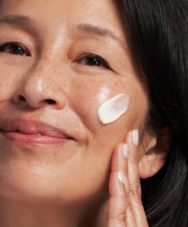 30149_neostrata_matrix_support_v4.jpg Kvinna applicerar kräm på kinden och håller handen intill ansiktet.