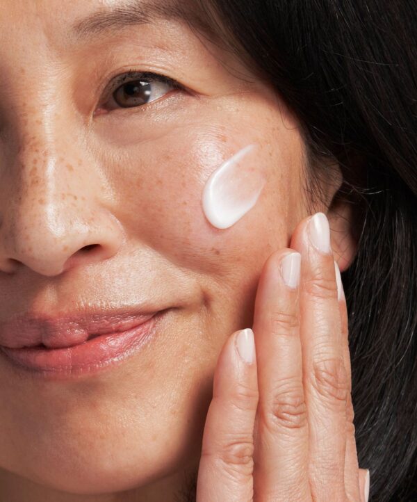 30152_neostrata_high_potency_cream_v4.jpg Kvinna applicerar produkt på kind.