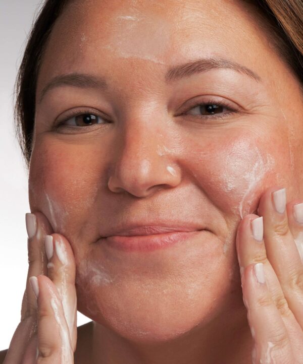 30142_neostrata_mandelic_clarifying_cleanser_v4.jpg kvinna smörjer in produkt med sina händer.