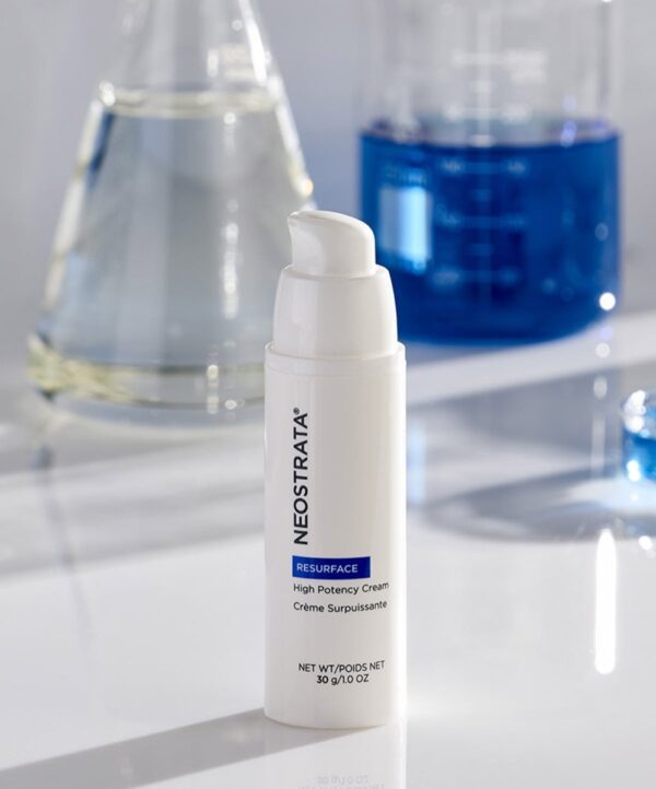 30152_neostrata_high_potency_cream_3.jpg Neostrata produkt mot en bakrund av bägare med vätskor.