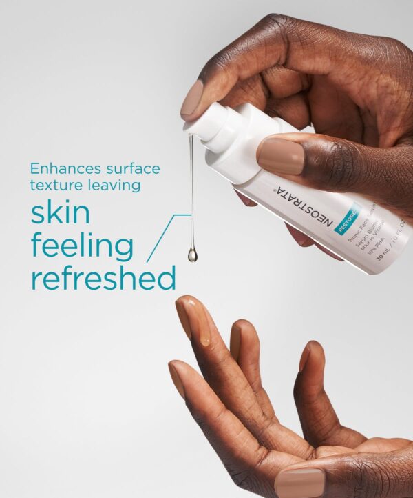 30138_restore_bionic_face_serum_v3.jpg Produkt trycks ut på ett finger mot en grå bakrund.