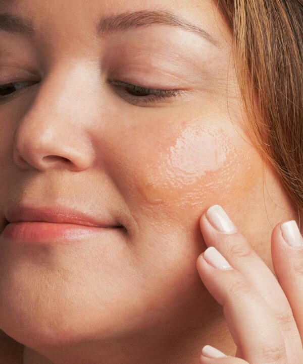 30138_restore_bionic_face_serum_v4.jpg Kvinna applicerar produkt på kinden med ett finger.