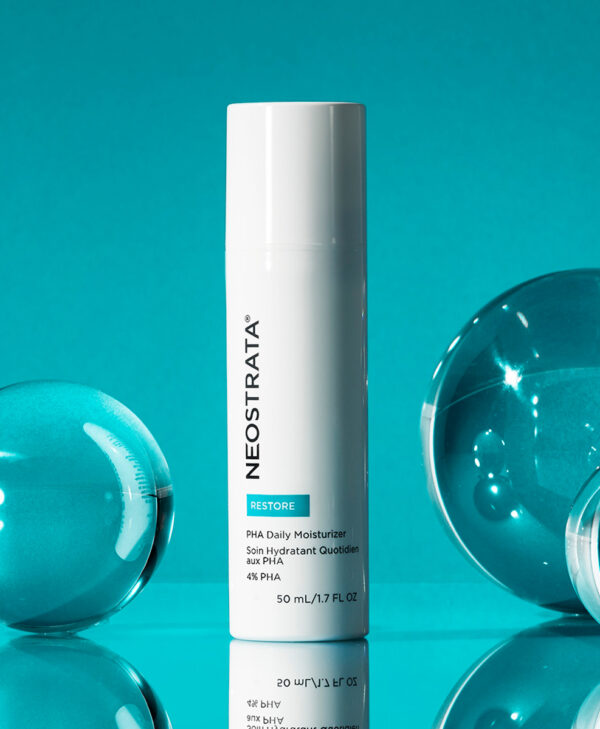 30240_neo_pha_daily_moisturizer_2.jpg Neostrata produkt mot en turkos bakrund med glas klot.