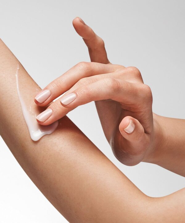 30133_neostrata_glycolic_renewal_smoothing_lotion_v4.jpg Kvinna applicerar produkt på sin arm.
