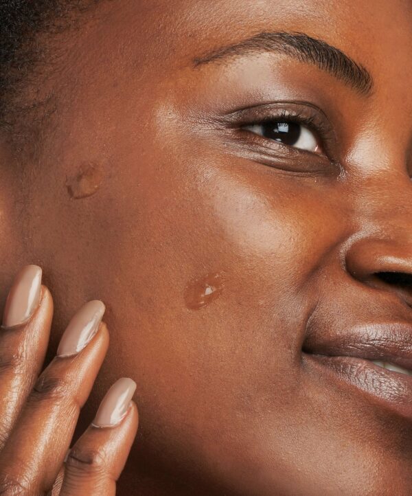 30162_neostrata_dark_spot_corrector_v4.jpg Kvinna har produkt på sin kind och håller sin hand intill ansiktet.