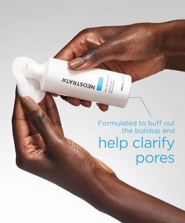30145_neostrata_clarify_oily_skin_solution_v3.jpg Neostrata produkt hälls ut på en bomullspad med hjälp av två händer.