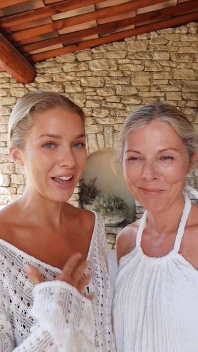 GIF-animation av video på mamma och dotter som använder SPF