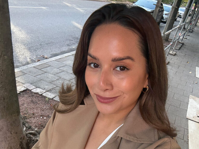 Bild på Apollonia som strålar efter en NEOSTRATA ansiktsbehandling