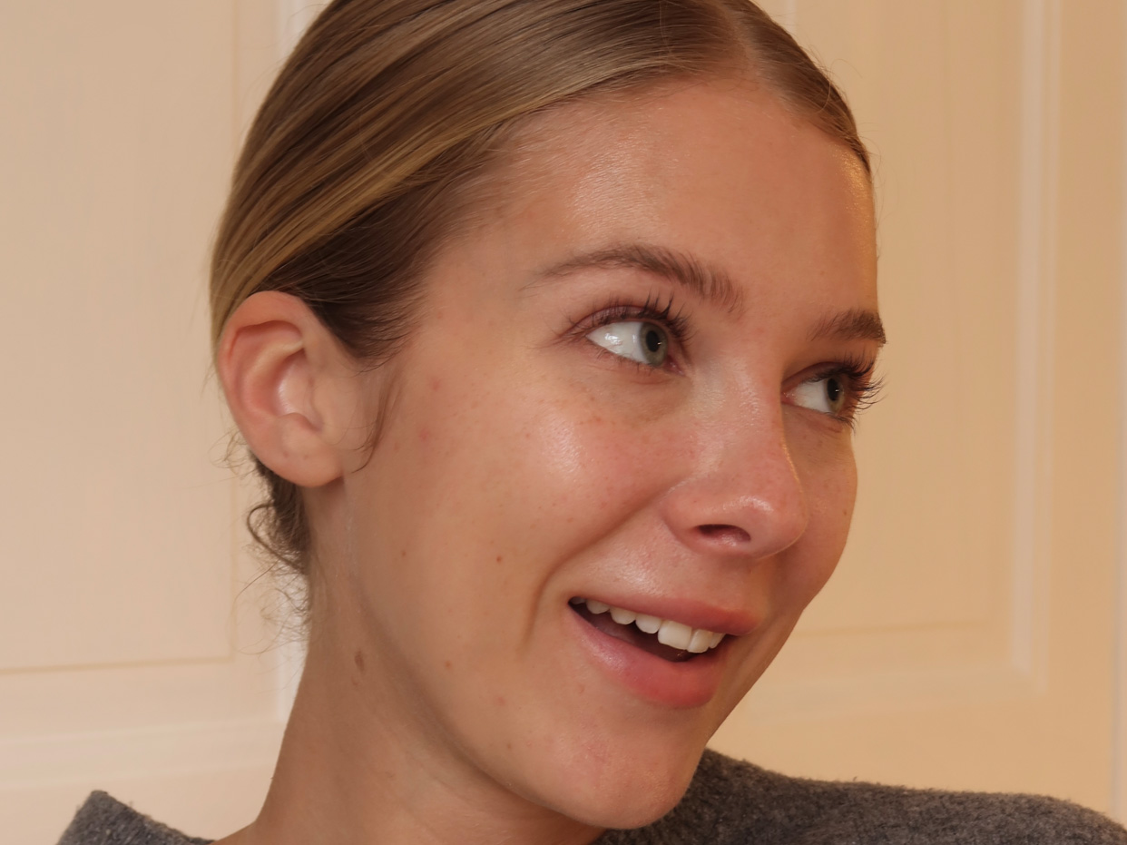 Bild på ung tjej som har sin hud i balans i vinter