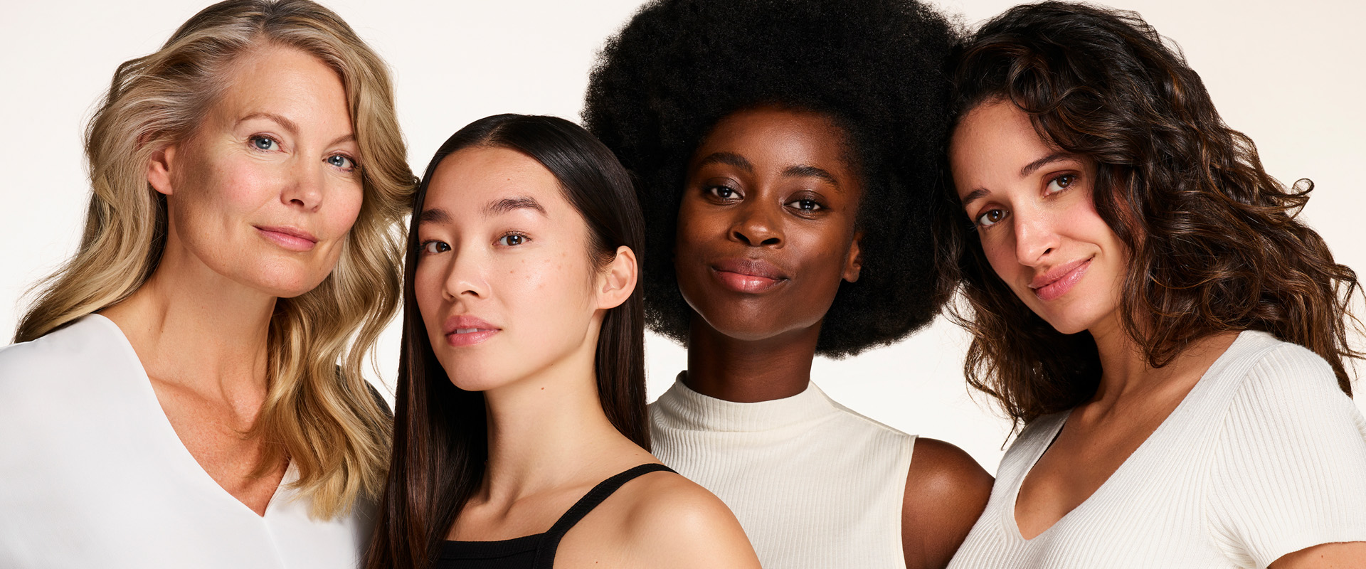 Bild på 4 kvinnor med olika hudton och hår som använder NEOSTRATA produkter.