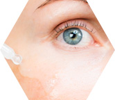 Närbild på produkt applicering med applikator.